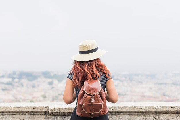 Weiblicher Tourist auf Balkon von hinten