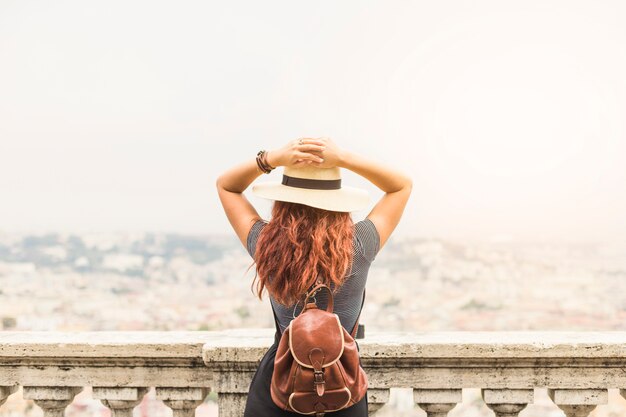 Weiblicher Tourist auf Balkon von hinten