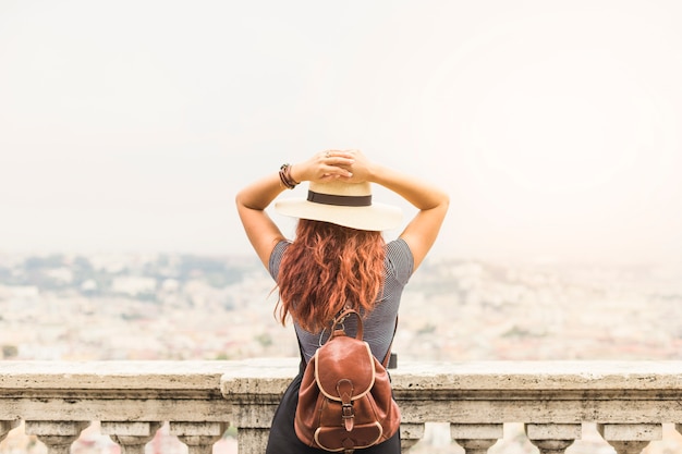 Weiblicher Tourist auf Balkon von hinten