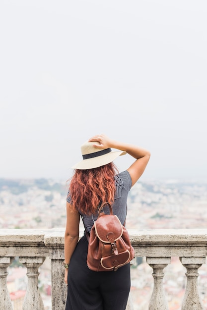 Kostenloses Foto weiblicher tourist auf balkon von hinten