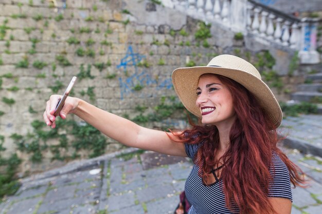 Weiblicher Tourist, der selfie nimmt