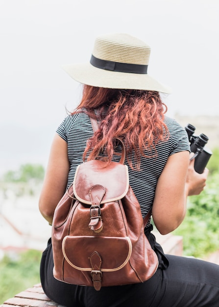 Weiblicher Tourist mit Ferngläsern