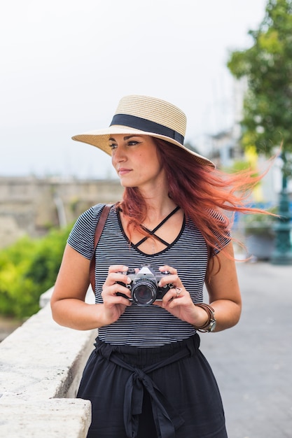 Kostenloses Foto weiblicher tourist mit kamera