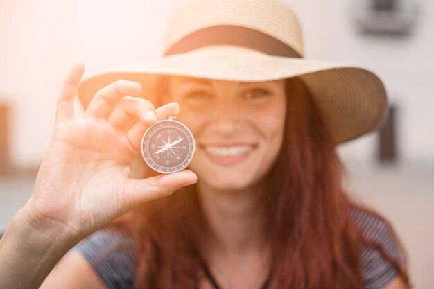 Kostenloses Foto weiblicher tourist mit kompass