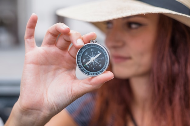 Weiblicher Tourist mit Kompass