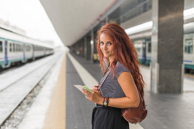 Weiblicher touristischer Wartezug