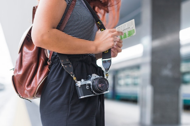 Kostenloses Foto weiblicher touristischer wartezug