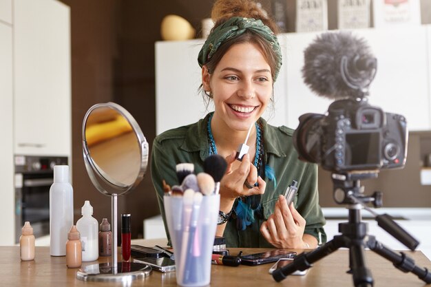 Weiblicher Vlogger, der Make-up-Video filmt