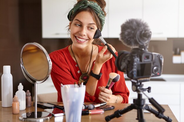 Weiblicher Vlogger, der Make-up-Video filmt