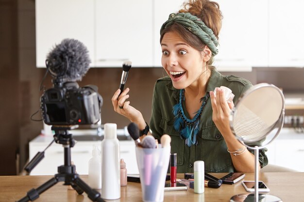 Weiblicher Vlogger, der Make-up-Video filmt