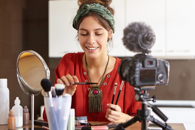 Weiblicher Vlogger, der Make-up-Video filmt