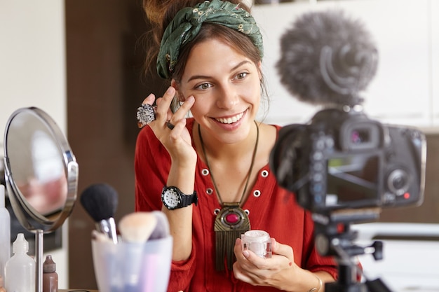 Weiblicher Vlogger, der Make-up-Video filmt