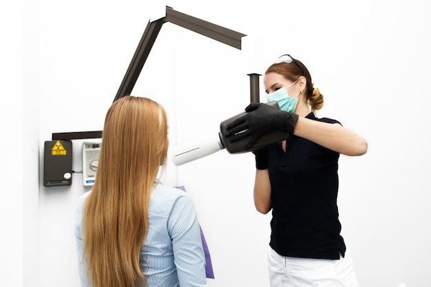Weiblicher Zahnarzt ist bereit, die Zähne der Frau zu scannen