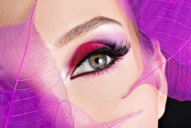 Kostenloses Foto weibliches auge der nahaufnahme mit hellem rosa make-up der schönen mode