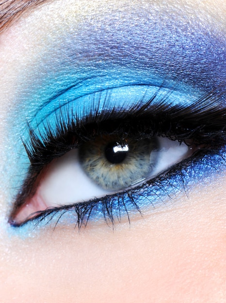 Weibliches Auge mit hellblauem Make-up - Makroaufnahme