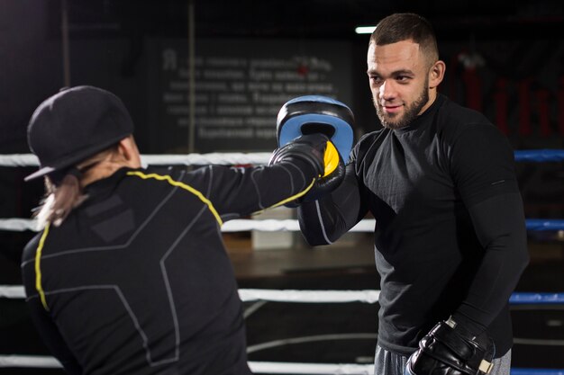 Weibliches Boxertraining im Ring beim Tragen von Schutzhandschuhen