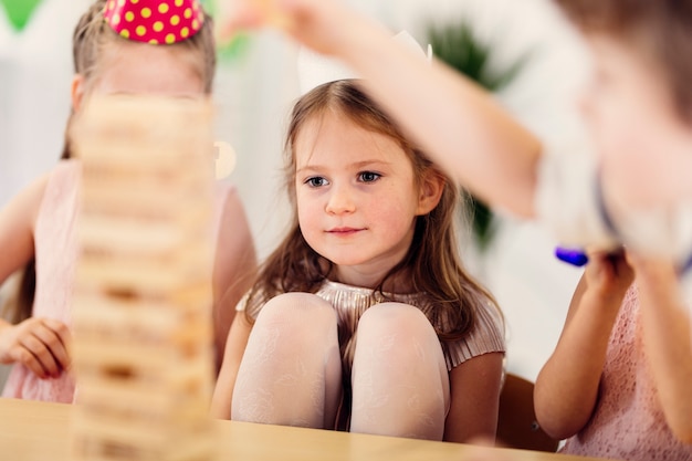 Kostenloses Foto weibliches kind mit blauen augen auf party