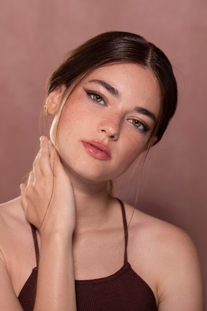 Weibliches Model mit natürlichem Make-up