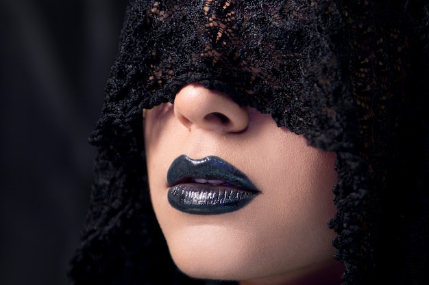 Weibliches modell, das make-up im gotischen stil mit schwarzem spitzenschal trägt Kostenlose Fotos