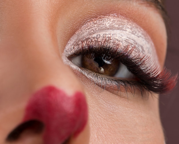 Weibliches Modell mit Animations-Make-up