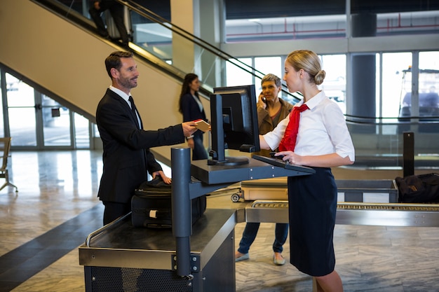 Weibliches Personal, das mit Passagier interagiert