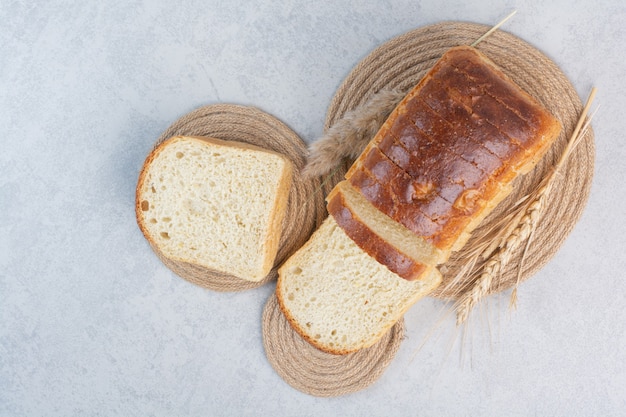 Weiche Brotscheiben auf Marmoroberfläche