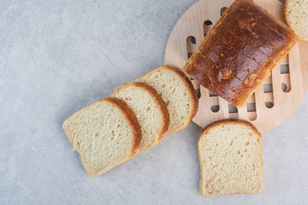 Weiche Brotscheiben auf Marmoroberfläche