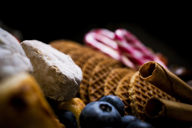 Kostenloses Foto weiche fokussierung von waffeln und anderen ausgestellten süßigkeiten