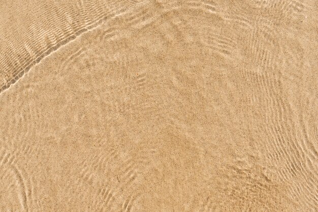 Weiche Welle des blauen Ozeans auf Sandy Beach. Hintergrund. Selektiver Fokus