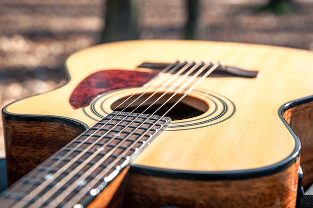 Kostenloses Foto weicher fokus der klassischen akustischen gitarre der nahaufnahme bei tageslicht