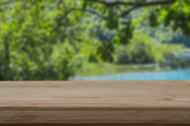 Weicher Fokus einer Holztischplatte im Wald