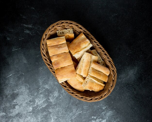 Weidenkorb mit zartem Brot auf dem Tisch