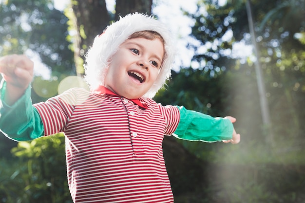 Kostenloses Foto weihnachten concepto mit frohem kind draußen