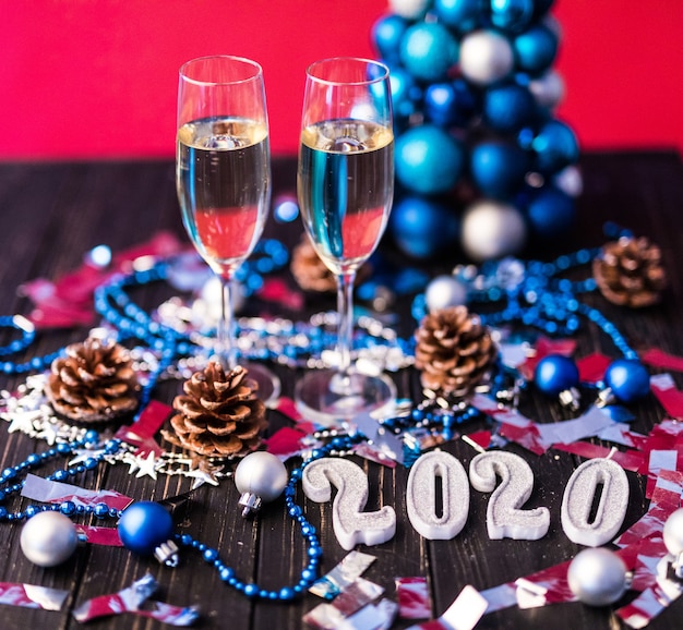 Weihnachten, festliche Stimmung: Glas Champagner und Neujahrsdekoration 2020