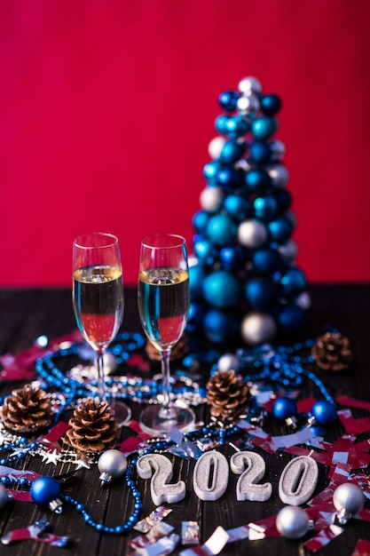 Weihnachten, festliche Stimmung: Glas Champagner und Neujahrsdekoration 2020
