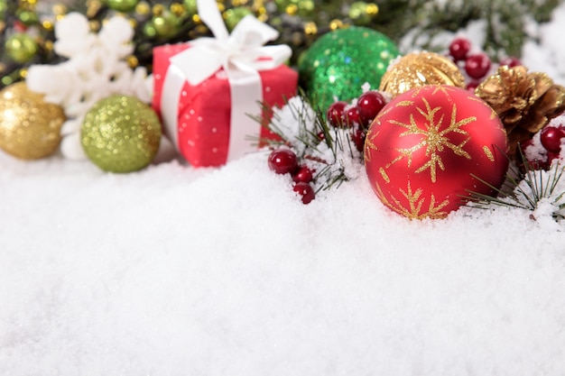 Weihnachten Grenze mit Geschenk auf dem Schnee