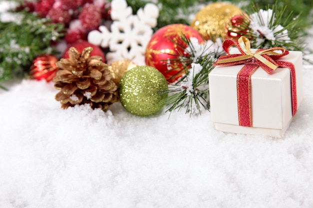 Weihnachten Grenze mit Geschenk auf dem Schnee