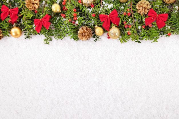 Weihnachten Grenze mit traditionellen Dekorationen auf dem Schnee