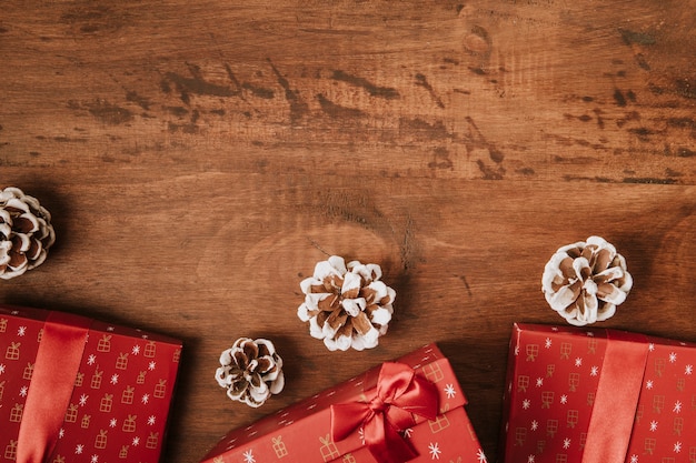 Weihnachten Hintergrund mit Geschenk-Boxen und Platz an der Spitze