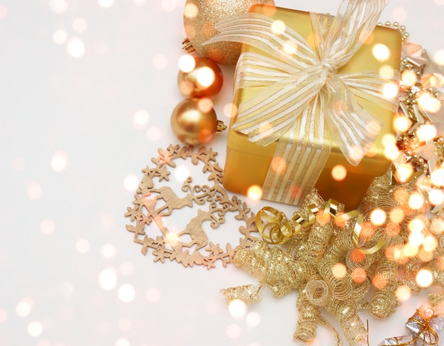 Weihnachten Hintergrund mit Geschenk und Dekorationen