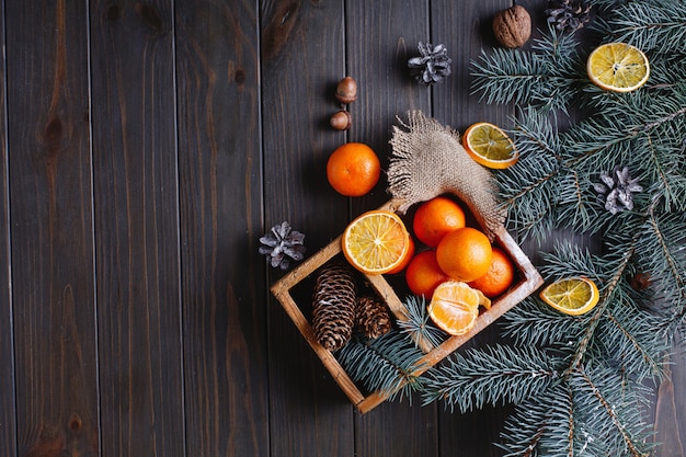 Weihnachten und Neujahr Dekor. Orangen, Zapfen und Weihnachtsbaumzweige