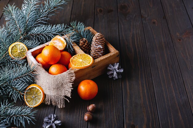 Weihnachten und Neujahr Dekor. Orangen, Zapfen und Weihnachtsbaumzweige