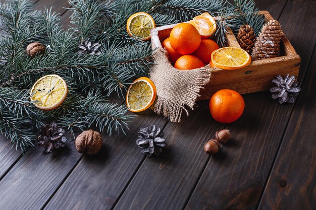 Weihnachten und Neujahr Dekor. Orangen, Zapfen und Weihnachtsbaumzweige