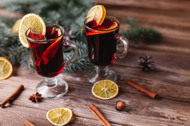 Weihnachten und Neujahr Dekor. Zwei Tassen Glühwein mit Orangen