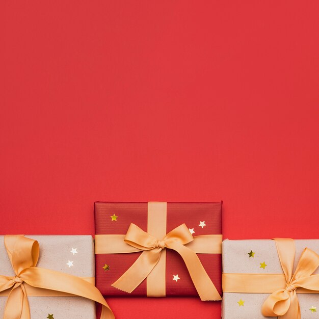 Weihnachten wickelte Geschenk mit Sternen auf rotem Hintergrund ein