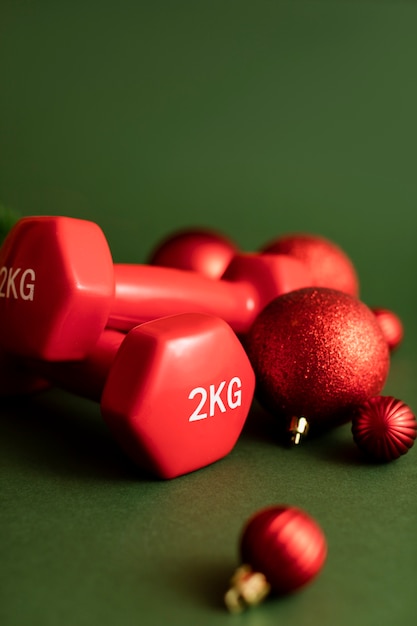 Kostenloses Foto weihnachts-fitnessgewichte als trainingsgeschenk