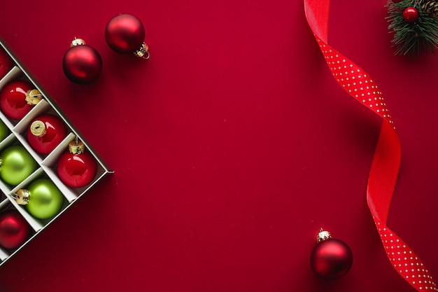 Weihnachts-flatlay- und urlaubsdesign-konzept-dekorationsverzierung und weihnachtsgeschenkverpackung auf rotem papier...