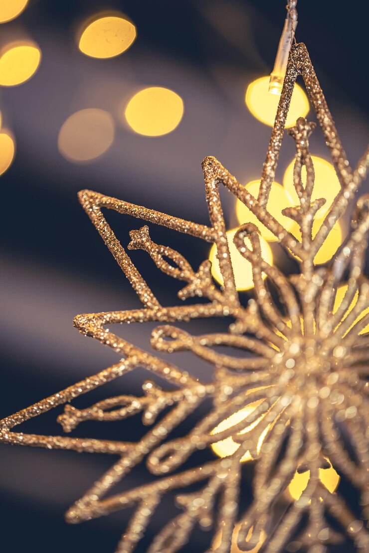 Kostenlose Foto weihnachts-hintergrund mit dekorativem stern mit bokeh-lichtern
