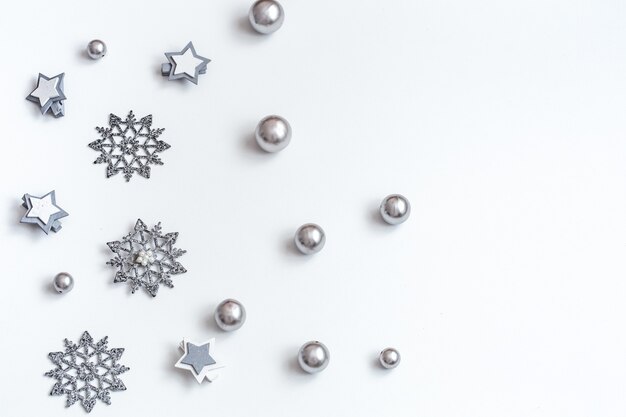 Weihnachts- oder Neujahrszubehör auf der isometrischen Ansicht der weißen Wand. Feiertage, Geschenke, Wand, Platz für Text, Flatlay