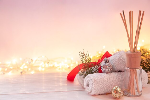 Weihnachts-spa-komposition mit räucherstäbchen, handtüchern und dekordetails